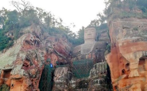 世界上最高石刻佛像“花脸”被“清洗”干净