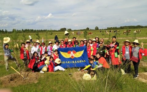 天使公益志愿者锡林郭勒正蓝旗种植“爱心树”