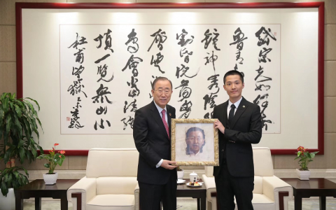 青年油画家张镭赋博士精心作画致敬航天英雄