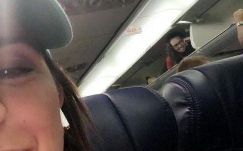 西南航空乘客搭飞机放行李 一开行李架：大变活人