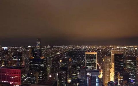 住一晚96000元，水泥地、破木床，人们却排队住