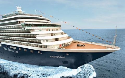 一艘载2200多人的国际邮轮被多国拒绝停靠