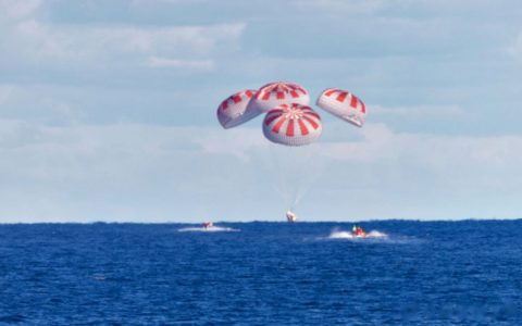 美国“龙”飞船载两名宇航员返回地球 完成首次载人试飞任务