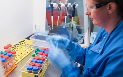 联合国秘书长敦促更多国家采取行动 资助全球新冠疫苗的研发和公平分配