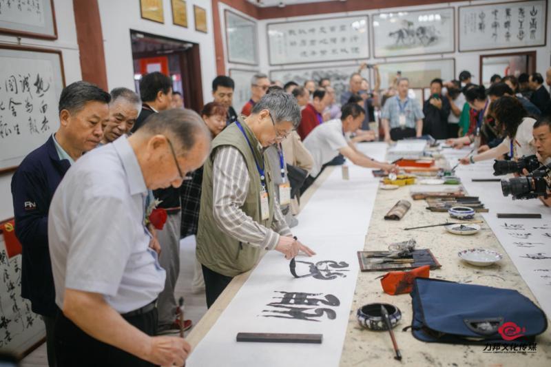 “红心全民十四运 翰墨丹青颂复兴”一千四百米书画长卷创作举行
