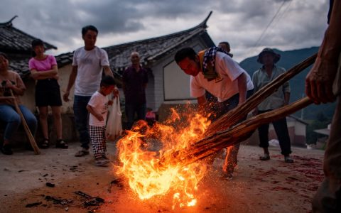 云南南涧：乡村火把狂欢夜