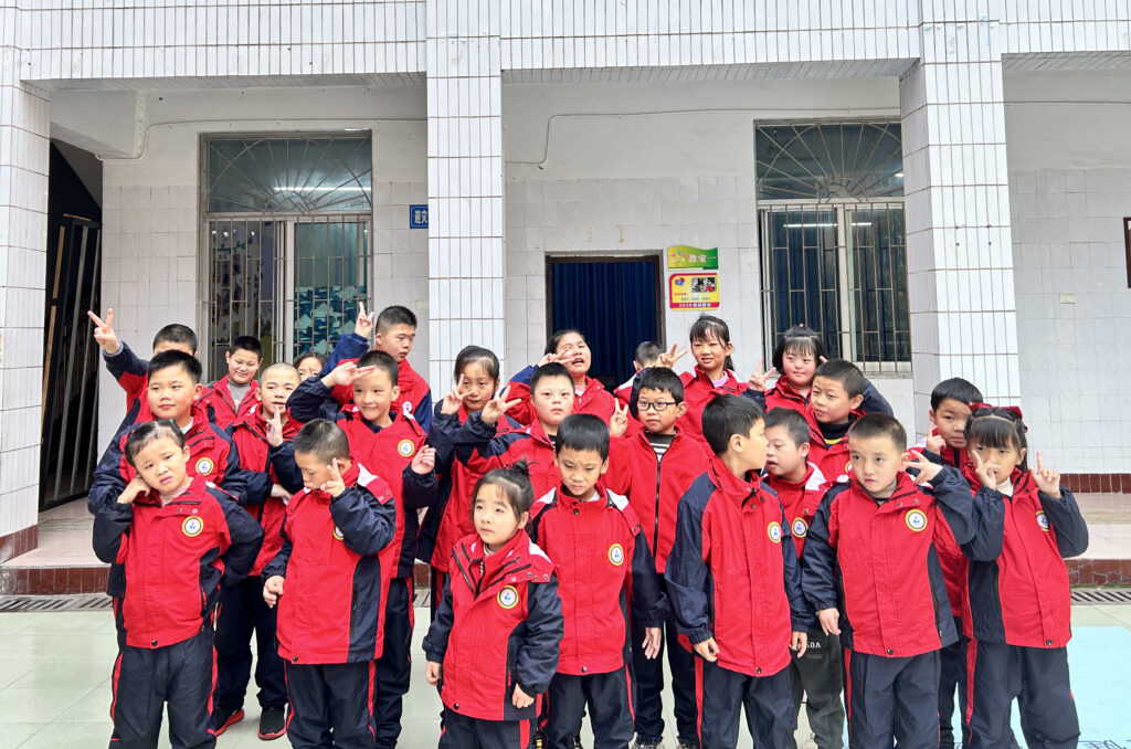 “助力乡村振兴助残健康生活”万源市残联暨鸿利亮彩助残活动回访