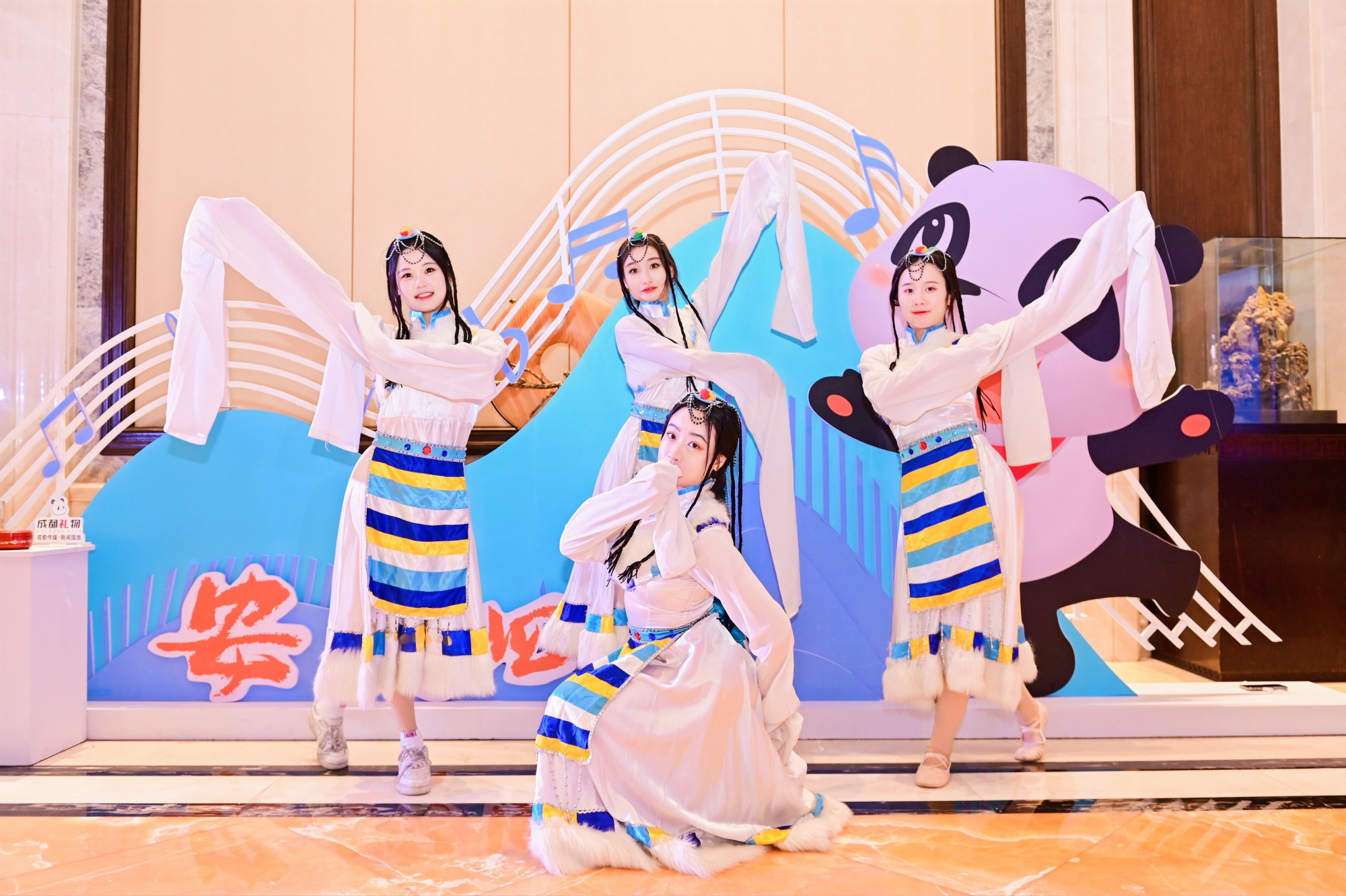 15日，2022“冬游天府•安逸四川”文化旅游浙江推介会在杭州举行。四川文旅优惠“重磅加码”，对在冬季旅游期间浙江省文化和旅游厅确定的通过包机来川旅游的企业，给予不超过230万元的奖补等。