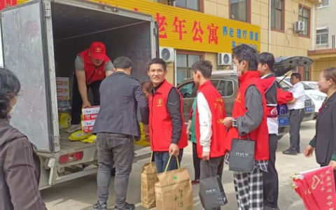 中国好人杨传武劳模工作室志愿者服务队，携爱心企业慰问老年公寓