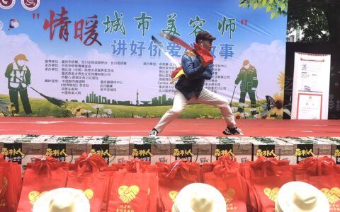 陈老乡传人、海外侨领陈革用滚趟双刀武艺慰问合川环卫工人