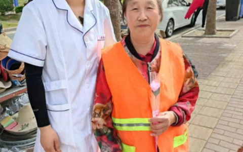 阜阳市立康大药房开展母亲节感恩献花活动