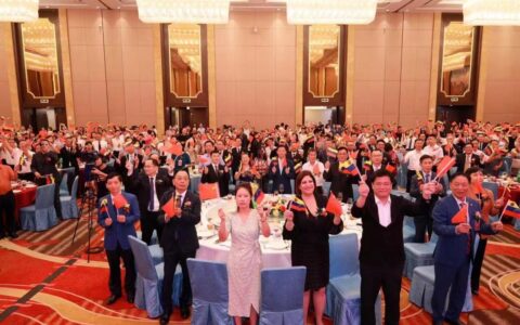 恩平千人欢聚纪念中委建交50周年