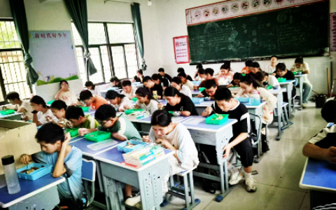 颍州区有两个中心校解决学生在校吃饭问题