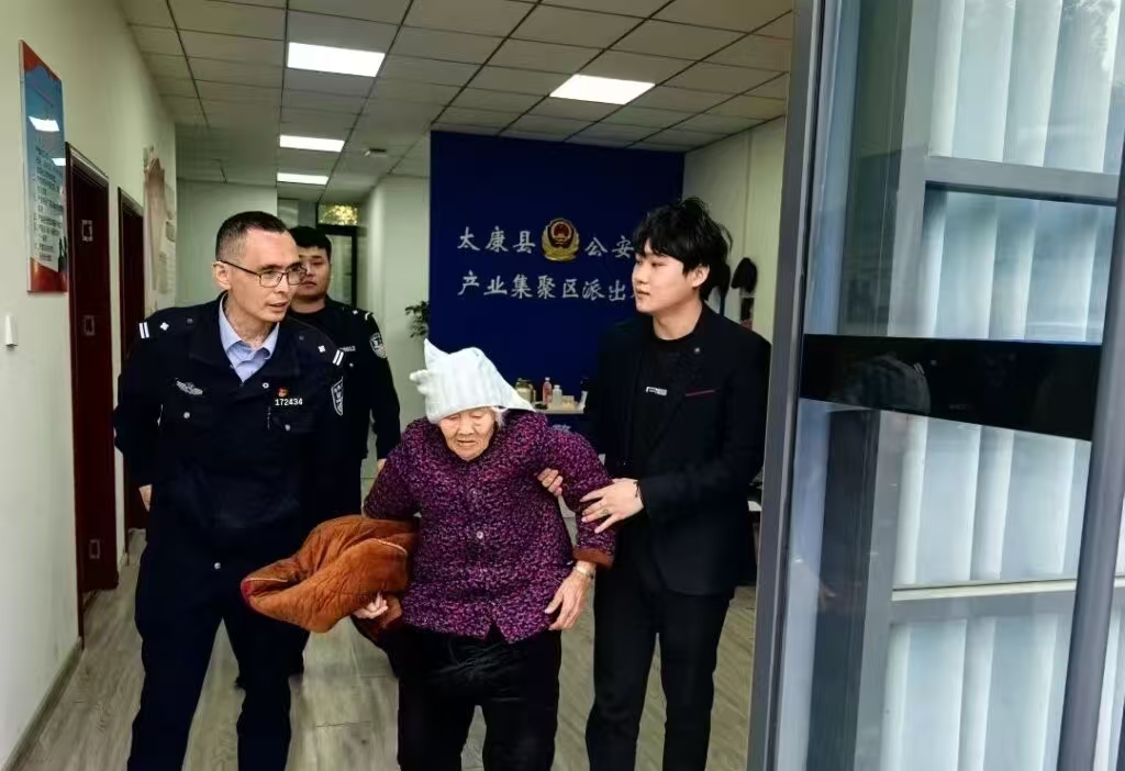 八旬老人迷途，太康警察热心救助