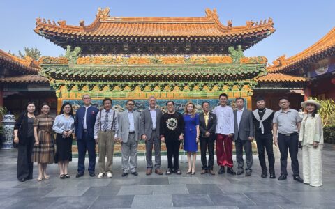 世界收藏大家周力生欢迎美国布什家族成员尼尔·布什一行参访康熙行宫