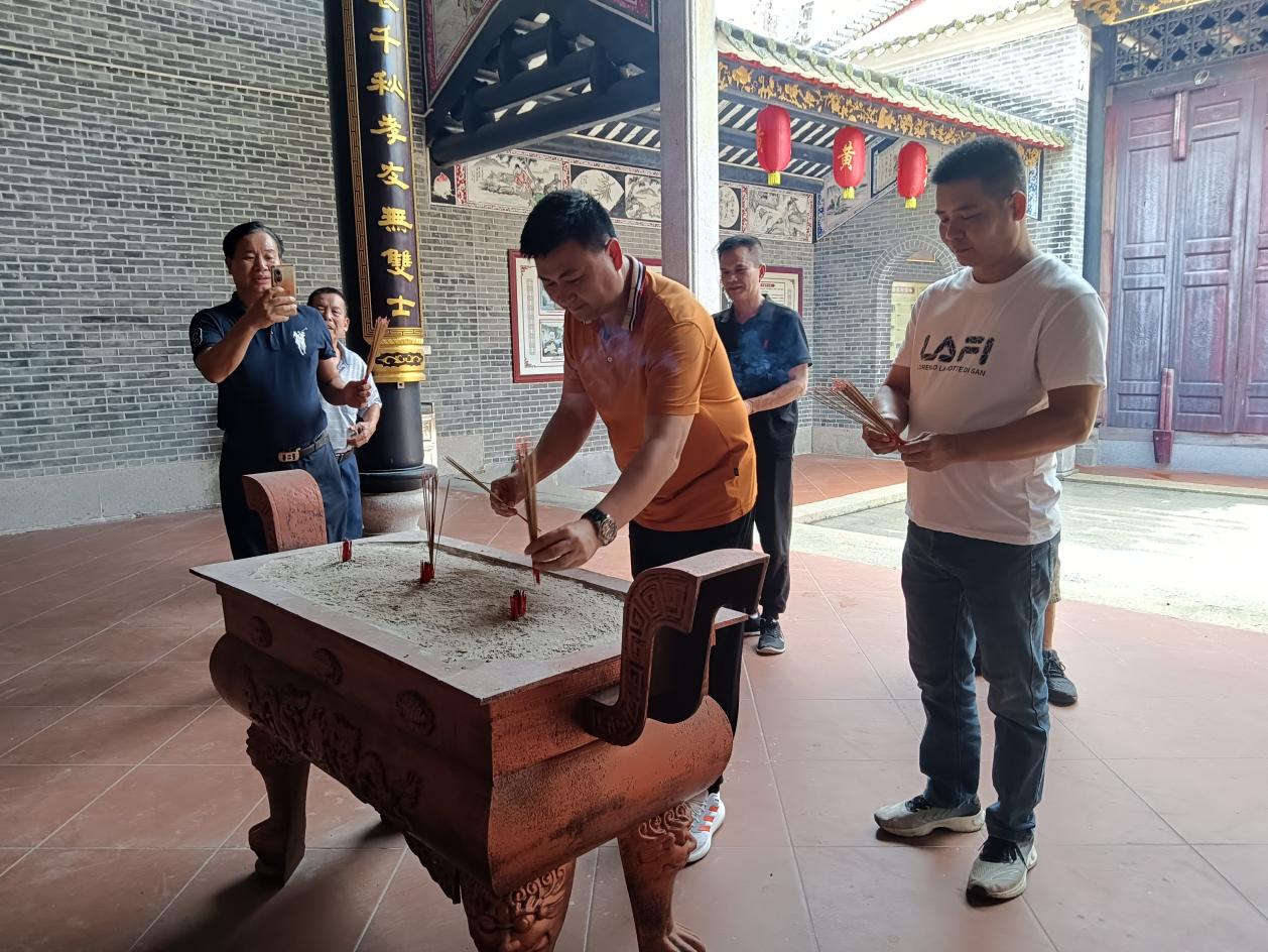 旅委侨领黄冠溢到江门市杜阮寻根问祖