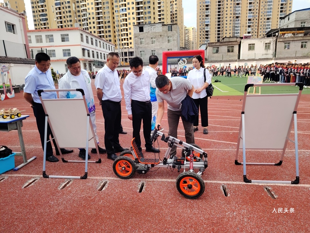 铭记历史，科技强国：越城镇中心校举行首届科技节启动仪式