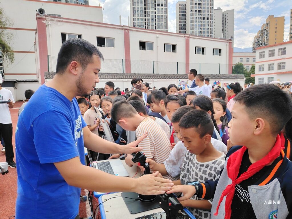 铭记历史，科技强国：越城镇中心校举行首届科技节启动仪式