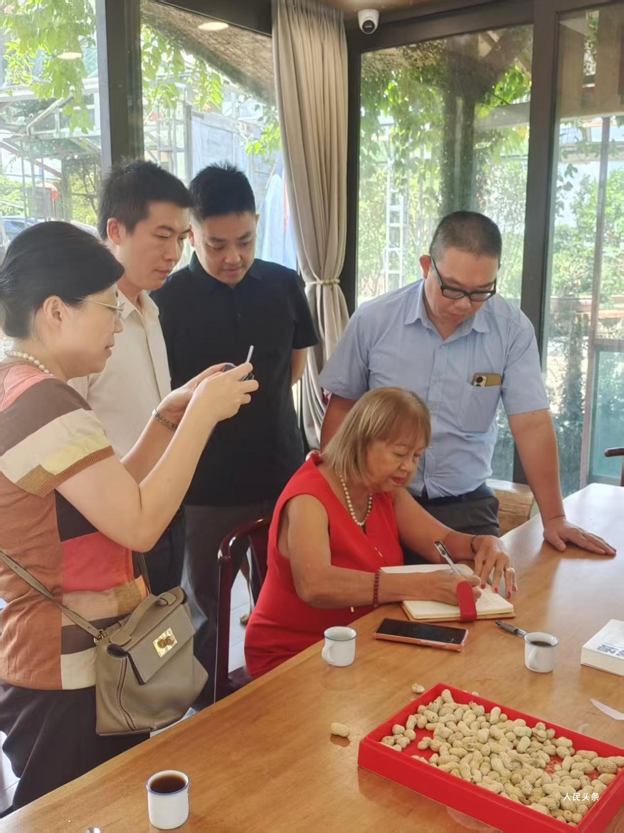 「亲情往来」多米尼加原总统顾问吴玫瑰为家乡题词