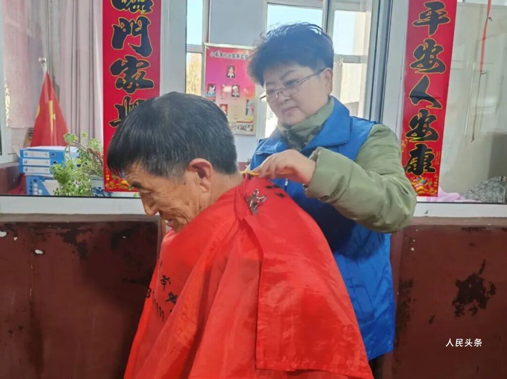 山西大同青年志愿者 重阳敬老传美德 爱心慰问暖夕阳