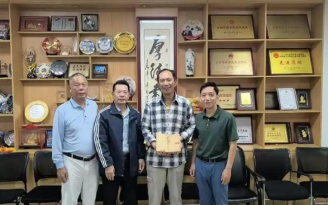 「桑梓情深」澳洲华人张江平向家乡江门捐赠珍贵侨史文物