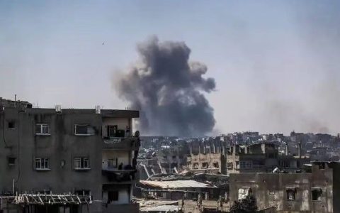 别只看地缘博弈！伊朗百姓的三餐、孩子的书包，都被战火碾碎了