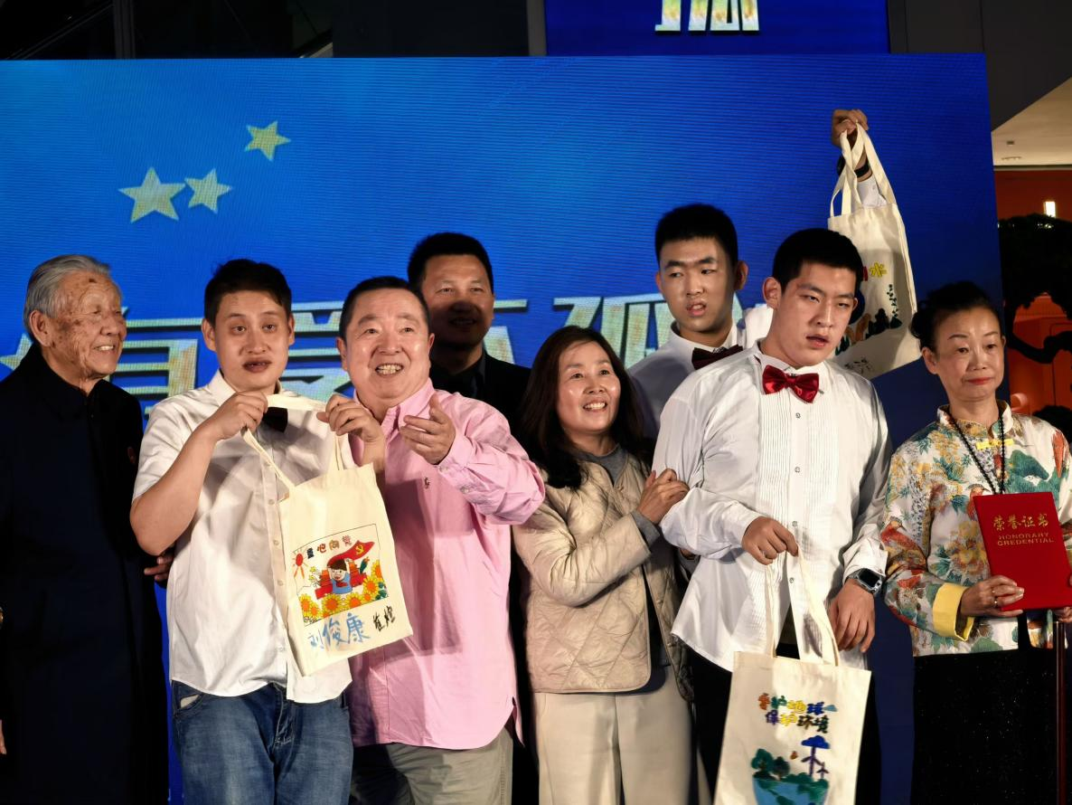 “以艺术为载体,以公益为内核” 东方军乐传媒艺术团参加‘第十九个世界自闭症日’ ——‘大手牵小手·有爱不孤独’”公益活动-图片4