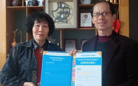 王清君代表（地球之美）艺术展组委给鲁绣传承人颁发国际荣誉