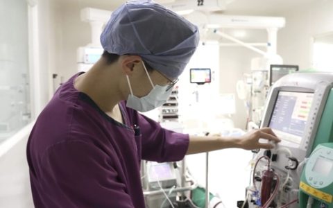 找回被偷走的时光！从一人执笔到全员坚守，治愈的不止是生命