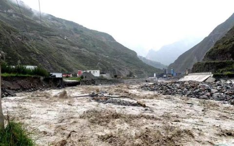赤脚跑赢泥石流！湖北女村支书金明红，用坚守铸就生命防线
