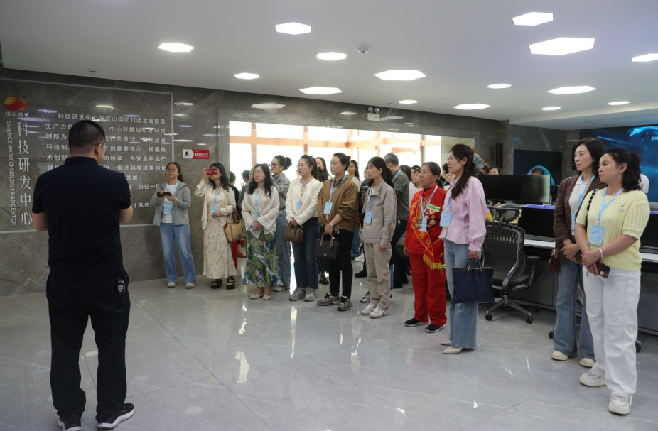 山西晋能控股煤业集团工会组织开展“巾帼劳模展风采•女工工匠助企行”劳模宣讲活动