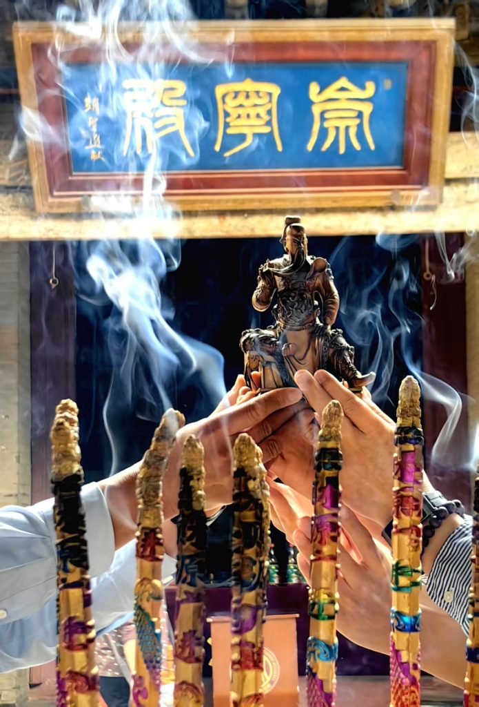 忠义文脉跨欧亚 关帝圣像登顶阿尔卑斯山