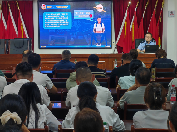 谁说出卖银行卡不犯法?阜阳市颍州公安分局王琦警官走进万霖社区提醒居民 当心,别掉进电信诈骗陷阱