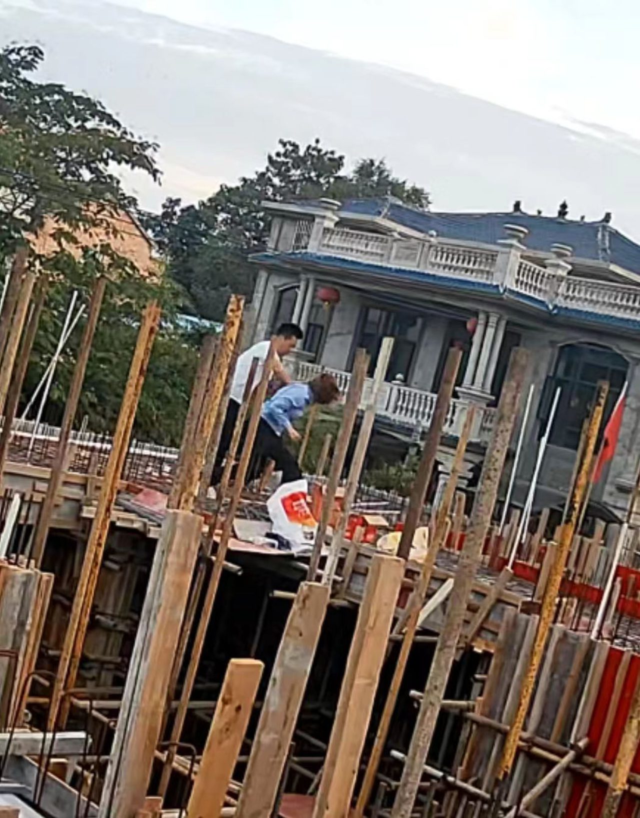 太康转楼镇违建侵占泄洪沟、审批程序全线失守, 权力下沉沦为基层监管失责“挡箭牌”