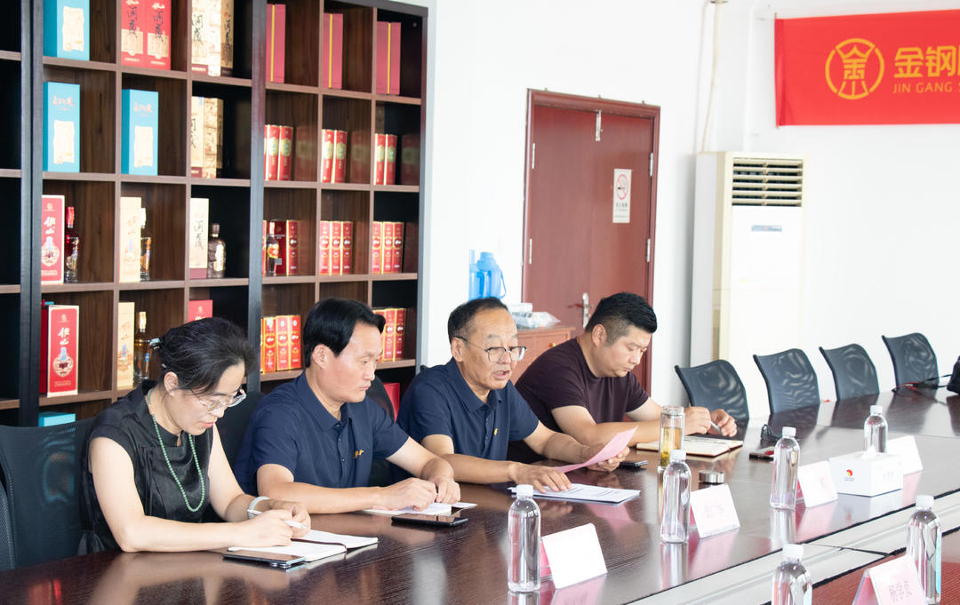 第四届金钢山“红高粱文学奖”正式启动,金钢山酒业董事长王宪军向文学创作者发出诚挚邀请:来金钢山品鉴,共谱世纪华章