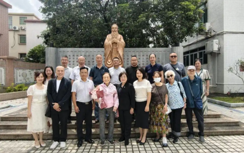 「桑梓情深」完却一个未了的心愿：百岁乡贤的桑梓情——澳门教育家尹君乐先生亲属回乡校送捐款