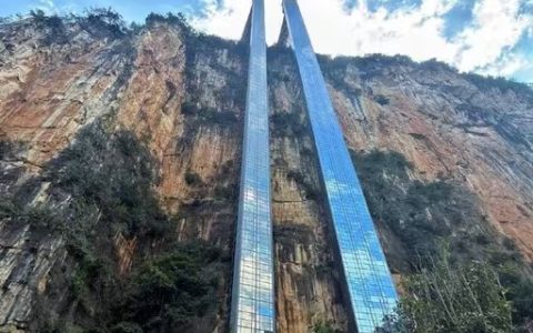 最有温度的基建！矗立峡谷的空中校车，守护谷底少年的求学微光