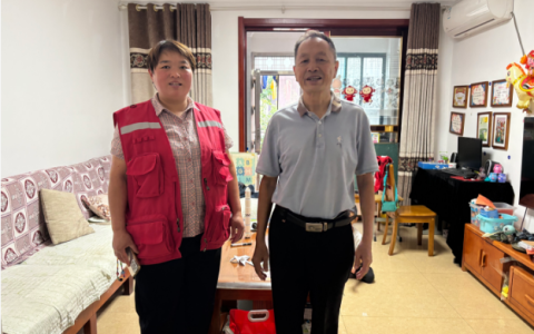 颍州区清河街道万霖社区节前慰问特困家庭及五老人员