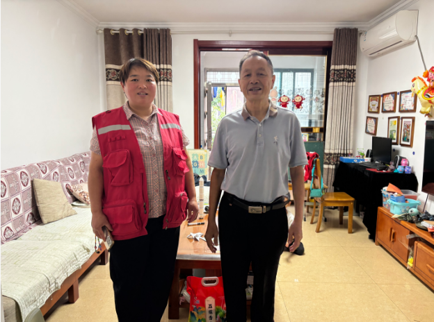 颍州区清河街道万霖社区节前慰问特困家庭及五老人员