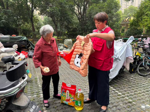 颍州区清河街道万霖社区节前慰问特困家庭及五老人员