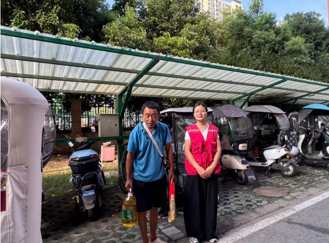 颍州区清河街道万霖社区节前慰问特困家庭及五老人员