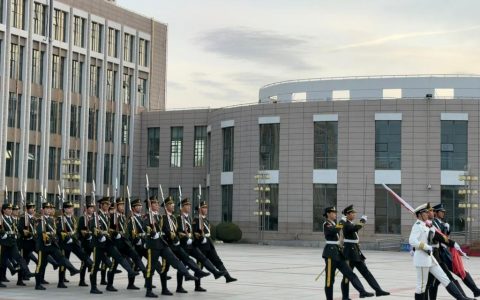 内蒙古财经大学举行“铸牢中华民族共同体意识 勤学笃行担当青春使命”主题升国旗仪式