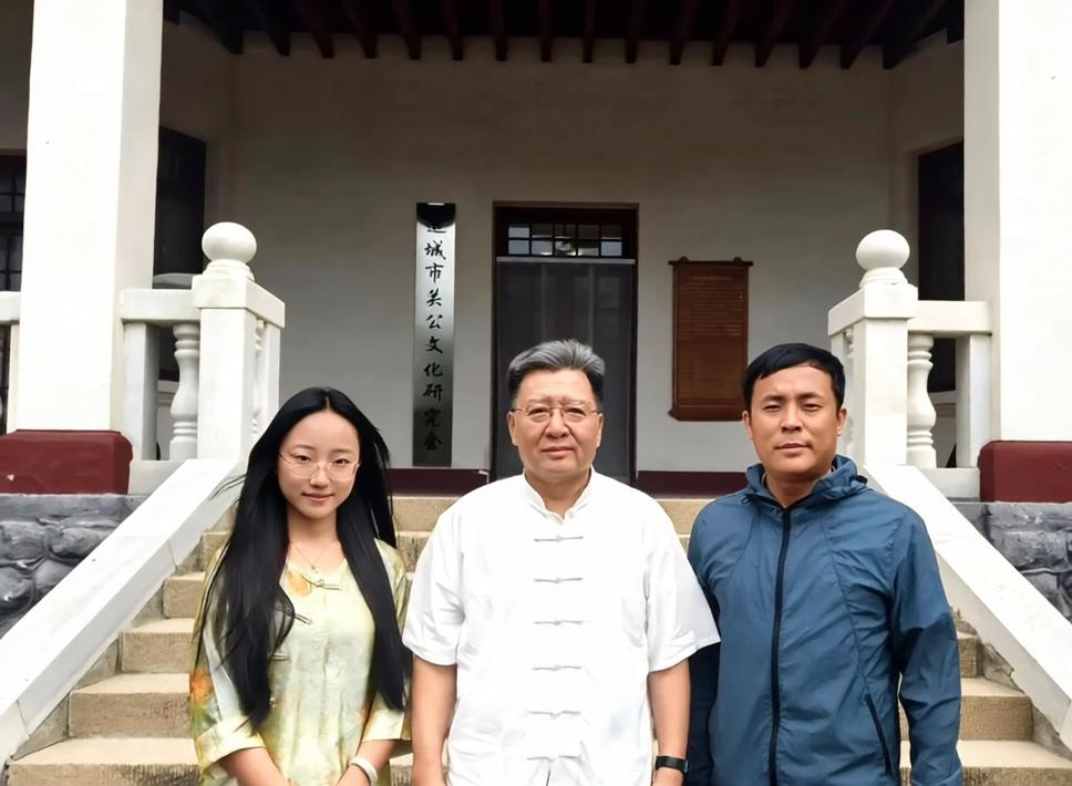 18岁少女露兮,立志走遍天涯敬拜关公,亲手绘制108幅关公美图