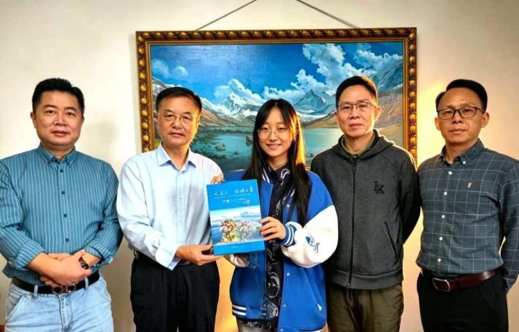 18岁少女露兮,立志走遍天涯敬拜关公,亲手绘制108幅关公美图