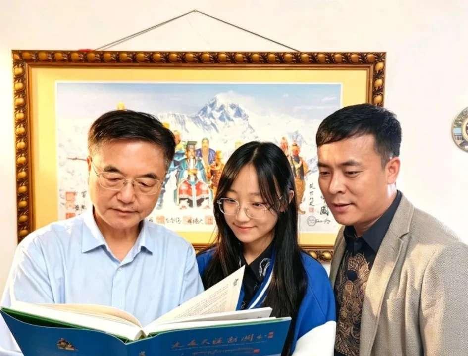 18岁少女露兮,立志走遍天涯敬拜关公,亲手绘制108幅关公美图