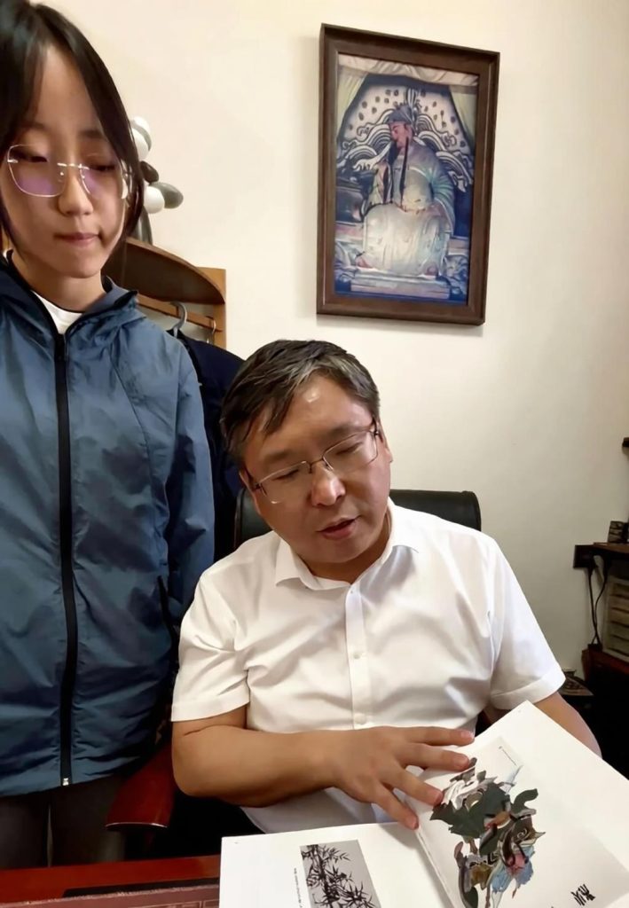 18岁少女露兮,立志走遍天涯敬拜关公,亲手绘制108幅关公美图