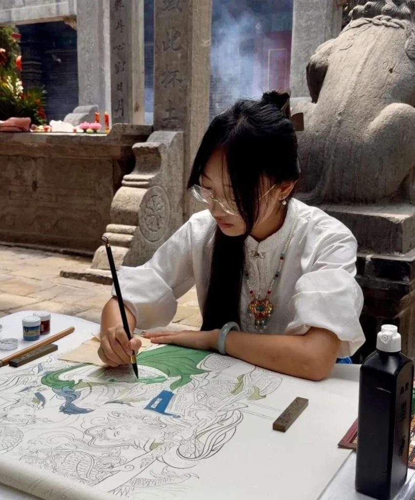18岁少女露兮,立志走遍天涯敬拜关公,亲手绘制108幅关公美图