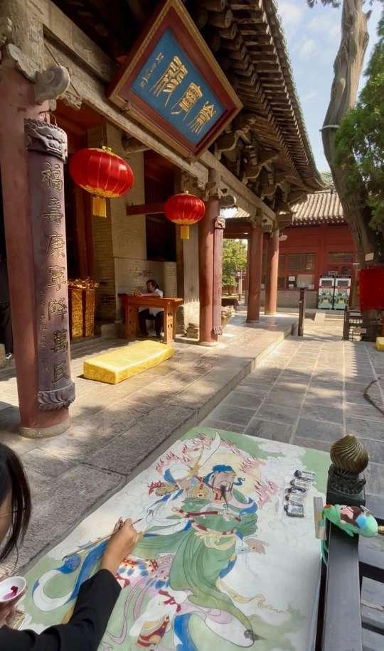 18岁少女露兮,立志走遍天涯敬拜关公,亲手绘制108幅关公美图