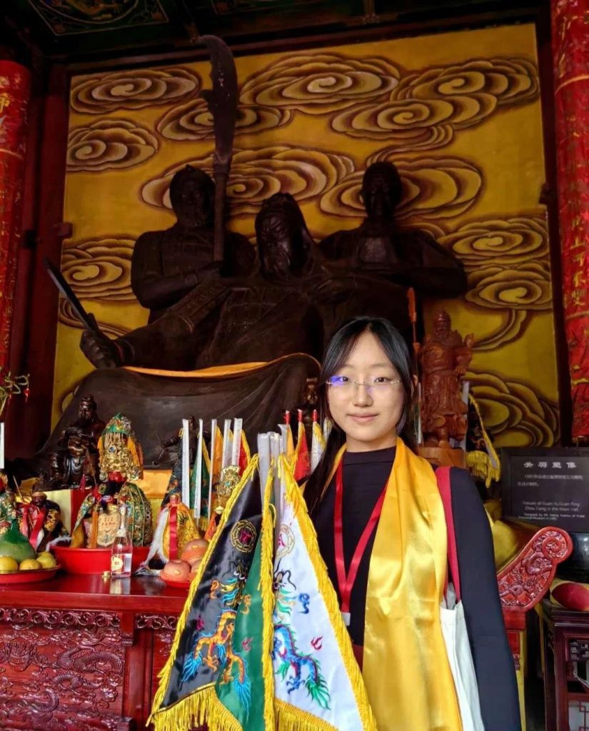 18岁少女露兮,立志走遍天涯敬拜关公,亲手绘制108幅关公美图